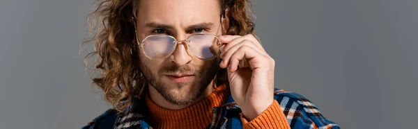 Plano Panorámico Hombre Serio Gafas Mirando Cámara Aislada Gris —  Fotos de Stock