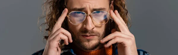 Panoramatický Záběr Pohledného Muže Brýlích Při Pohledu Kameru Izolované Šedé — Stock fotografie