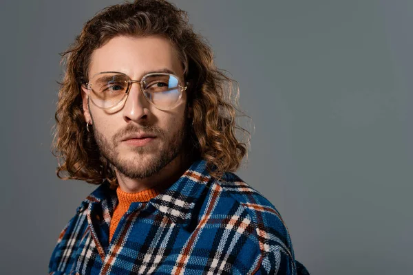 Homem Bonito Camisa Olhando Para Longe Isolado Cinza — Fotografia de Stock