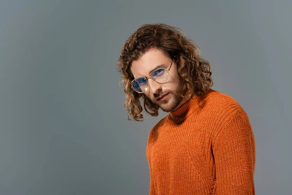 Schöner Mann Orangefarbenem Pullover Blickt Vereinzelt Die Kamera — Stockfoto