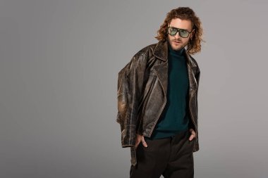 # Deri ceketli yakışıklı adam # # Gri üzerinde yalnız başına bakışlarını kaçırıyor #