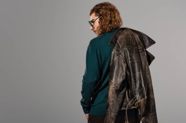 Gri renkte deri ceketli yakışıklı bir adam.