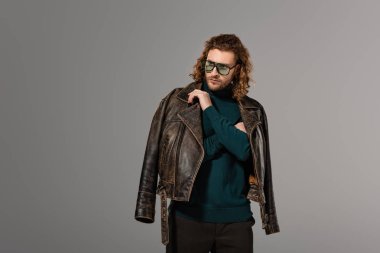 # Deri ceketli yakışıklı adam # # Gri üzerinde yalnız başına bakışlarını kaçırıyor #