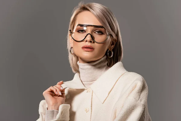 Atractiva Mujer Gafas Abrigo Mirando Cámara Aislada Gris —  Fotos de Stock