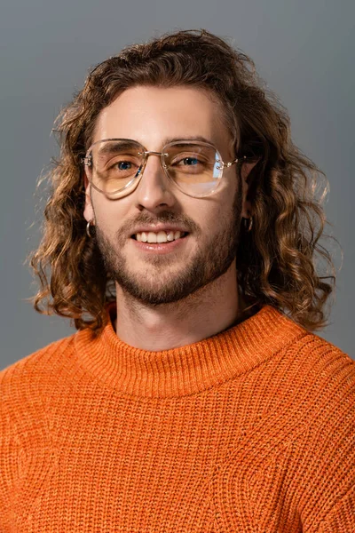 Gutaussehender Und Lächelnder Mann Orangefarbenem Pullover Der Vereinzelt Die Kamera — Stockfoto