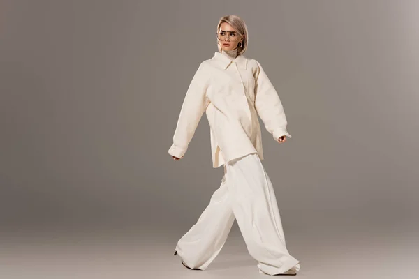 Attraente Donna Cappotto Bianco Pantaloni Guardando Lontano Sfondo Grigio — Foto Stock