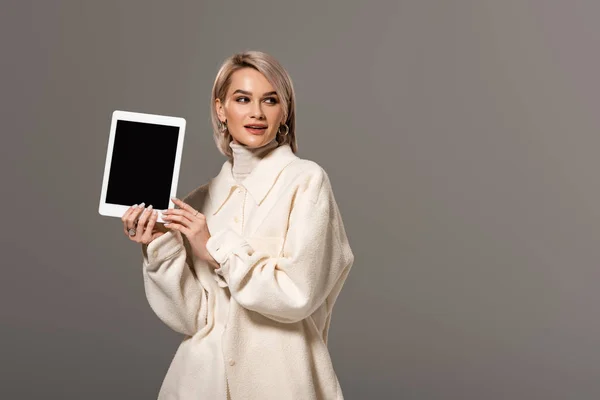 Aantrekkelijke Lachende Vrouw Witte Jas Met Digitale Tablet Geïsoleerd Grijs — Stockfoto