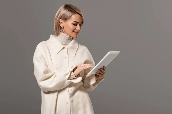 Vonzó Mosolygós Fehér Kabátban Digitális Tabletta Elszigetelt Szürke — Stock Fotó