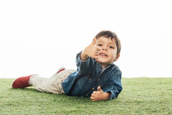 Niedliche Und Lächelnde Junge Zeigt Wie Und Liegt Auf Gras — Stockfoto