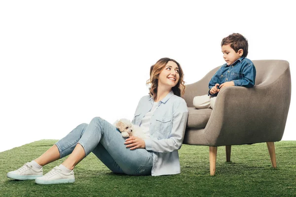 Madre Sorridente Con Cucciolo Havanese Guardando Figlio Isolato Bianco — Foto Stock