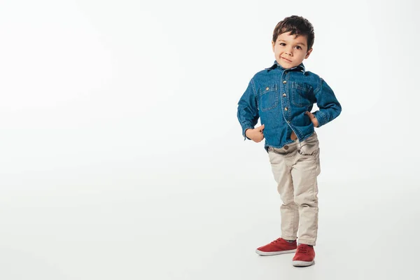 Niño Sonriente Camisa Mezclilla Mirando Cámara Sobre Fondo Blanco — Foto de Stock