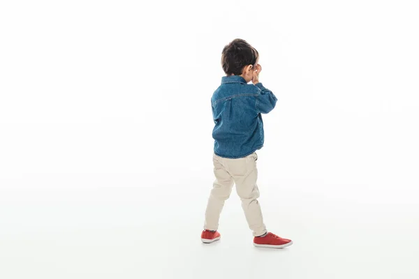Вид Сзади Мальчика Джинсовой Рубашке Белом Фоне — стоковое фото