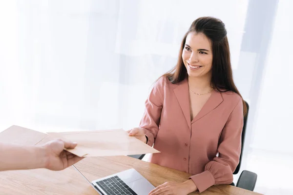 Entrega Homem Dando Envelope Mulher Negócios Sorridente Com Laptop Mesa — Fotografia de Stock