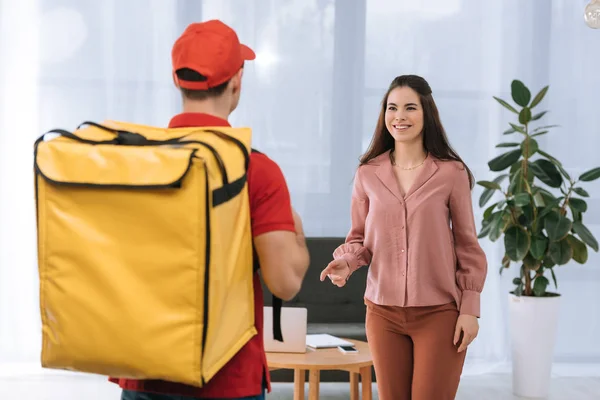 Foco Seletivo Mulher Negócios Sorrindo Para Correio Com Mochila Térmica — Fotografia de Stock