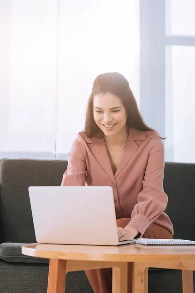 Beautiful Smiling Businesswoman Ordering Delivery Laptop Table — Stock Photo, Image
