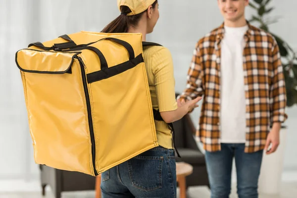 Foco Seletivo Correio Com Mochila Térmica Perto Homem Sorridente Casa — Fotografia de Stock