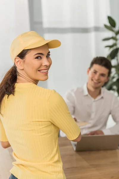 Foco Seletivo Correio Sorrindo Para Câmera Enquanto Envelope Empresário Mesa — Fotografia de Stock