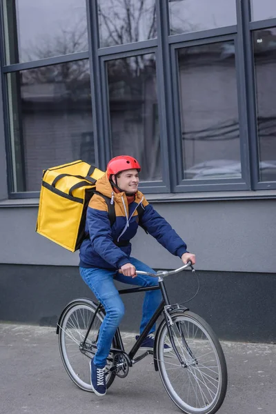 Smiling Delivery Man Thermo Backpack Riding Bicycle Building — Stock Photo, Image