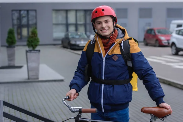 Sorrindo Homem Entrega Com Mochila Térmica Bicicleta Olhando Para Câmera — Fotografia de Stock