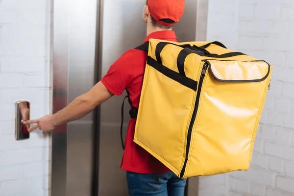 Visão Traseira Homem Entrega Uniforme Vermelho Com Mochila Térmica Pressionando — Fotografia de Stock