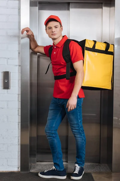 Side View Delivery Man Thermo Backpack Looking Camera Elevator — Stock Photo, Image