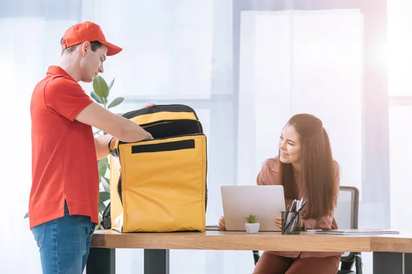 Glimlachende Zakenvrouw Zoek Naar Koerier Met Thermo Tas Tafel Kantoor — Stockfoto