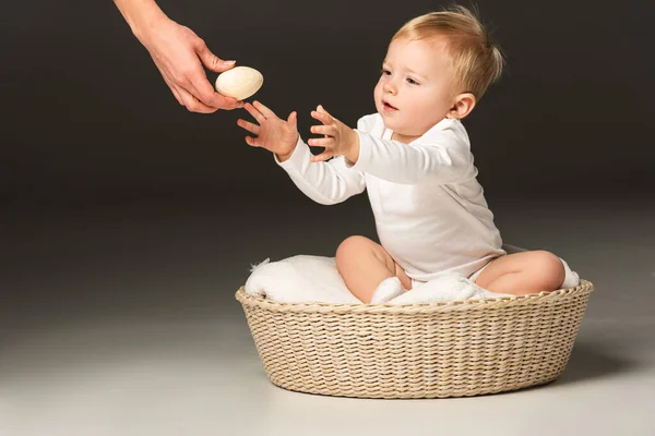 Vista Recortada Niño Lindo Tomando Huevo Pascua Mano Mujer Sentado — Foto de Stock