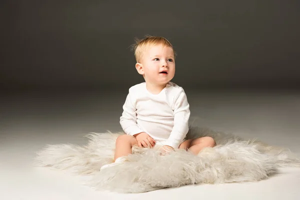 Cute Child Looking Away Open Mouth Sitting Fur Black Background — Stock Photo, Image