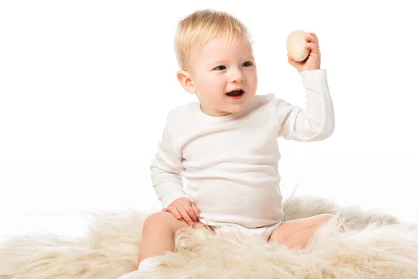 Симпатичный Мальчик Держит Яйцо Открытым Ртом Изолированы Белом — стоковое фото