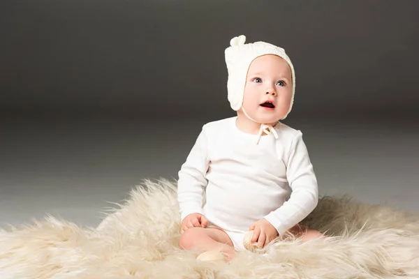 Barn Bär Baby Hätta Hålla Påsk Ägg Med Öppen Mun — Stockfoto