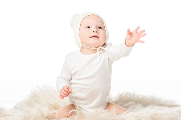 Barn Bär Babyhätta Tittar Upp Med Utsträckt Hand Sitter Päls — Stockfoto