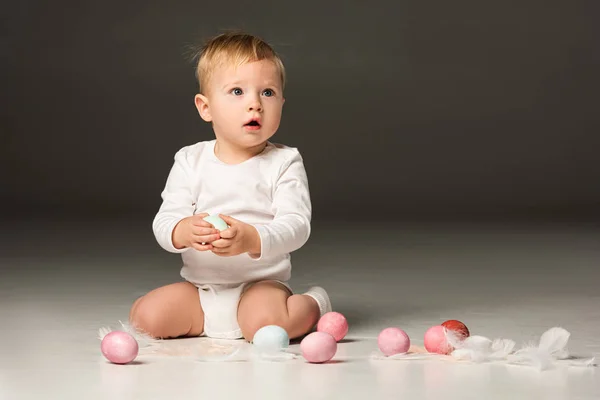 Ребенок Открытым Ртом Держащий Пасхальное Яйцо Черном Фоне — стоковое фото