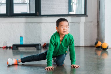 Spor salonunda esneyen oğlanın seçici odağı