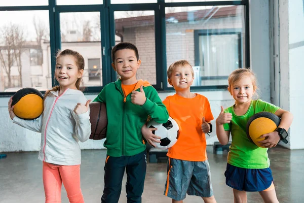 Vooraanzicht Van Gelukkige Multiculturele Kinderen Met Ballen Sportschool — Stockfoto