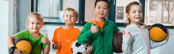 Vooraanzicht Van Gelukkige Multiculturele Kinderen Met Ballen Sportschool Panoramisch Schot — Stockfoto