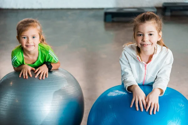 Foco Seletivo Crianças Olhando Para Câmera Sorrindo Inclinando Bolas Fitness — Fotografia de Stock