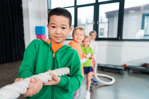 Concentration Sélective Des Enfants Multiethniques Jouant Remorqueur Guerre Dans Salle — Photo