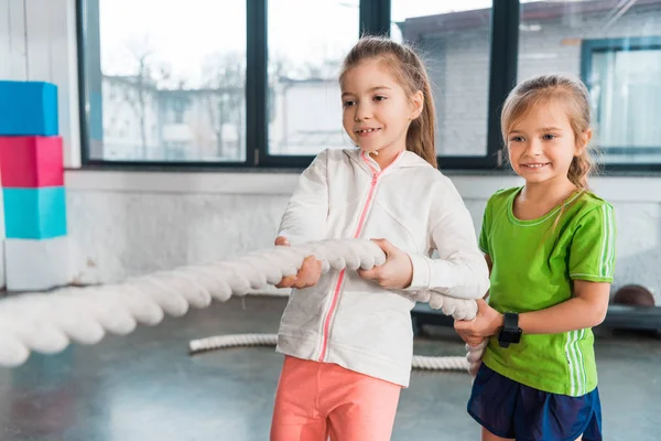 Enfoque Selectivo Niños Felices Jugando Tirón Guerra Centro Deportivo — Foto de Stock