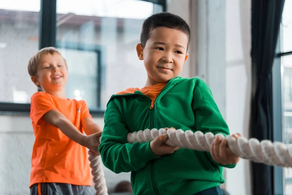 Επιλεκτική Εστίαση Των Πολυπολιτισμικών Παιδιών Που Παίζουν Διελκυστίνδα Στο Γυμναστήριο — Φωτογραφία Αρχείου