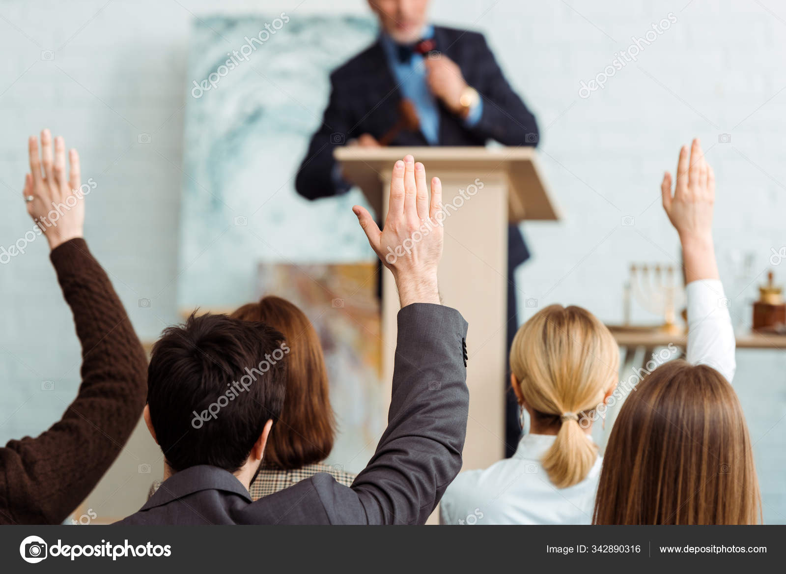 городские торги. городской аукцион. кремлевская набережная палаты зотова. аукцион состоялся. аукцион и общественность.