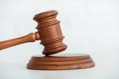 Tahta ve kahverengi tokmak. Kopyalama alanı olan beyazda izole edilmiş.