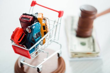 Araba modelleriyle alışveriş arabasının seçici odak noktası 