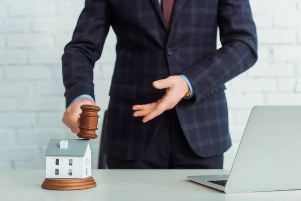 Cropped View Auctioneer Holding Gavel Pointing Hand Model House — Stock Photo, Image