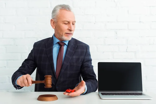 Veilingmeester Houden Hamer Model Van Auto Kijken Naar Laptop — Stockfoto