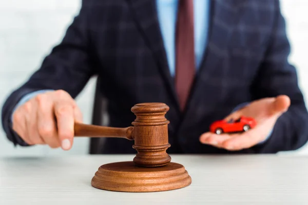 Cropped View Auctioneer Holding Gavel Model Car — Stock Photo, Image