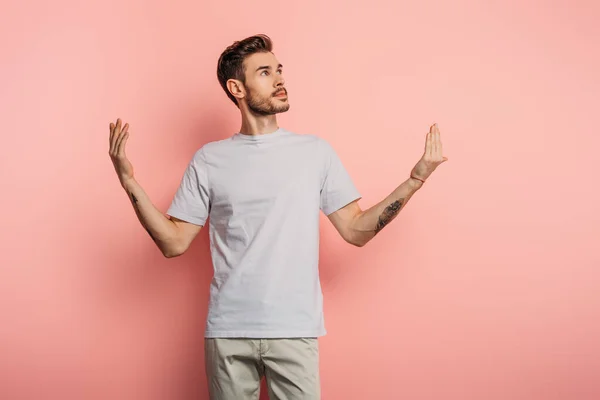 Dreamy Young Man Looking While Standing Open Arms Pink Background — Stock Photo, Image