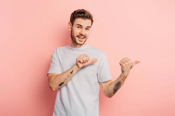 Vrolijk Jongeman Kijken Naar Camera Terwijl Wijzend Met Duimen Roze — Stockfoto