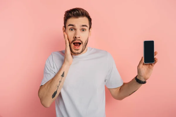 Shocked Man Touching Face While Showing Smartphone Blank Screen Pink — Stock Photo, Image