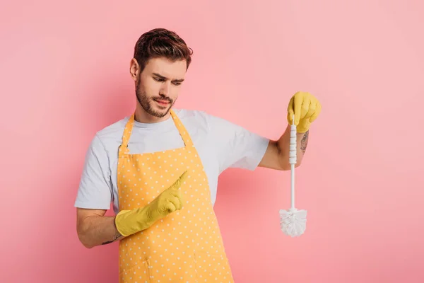 Unzufriedener Junger Mann Schürze Und Gummihandschuhen Zeigt Verweigerungsgeste Während Klobürste — Stockfoto