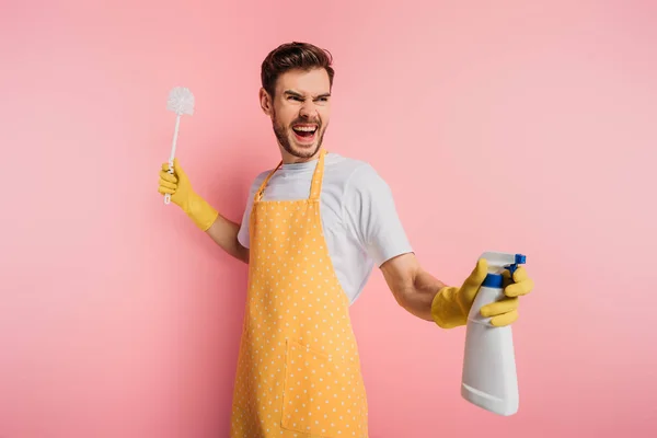 Joven Enojado Delantal Guantes Goma Sosteniendo Botella Spray Émbolo Sobre — Foto de Stock